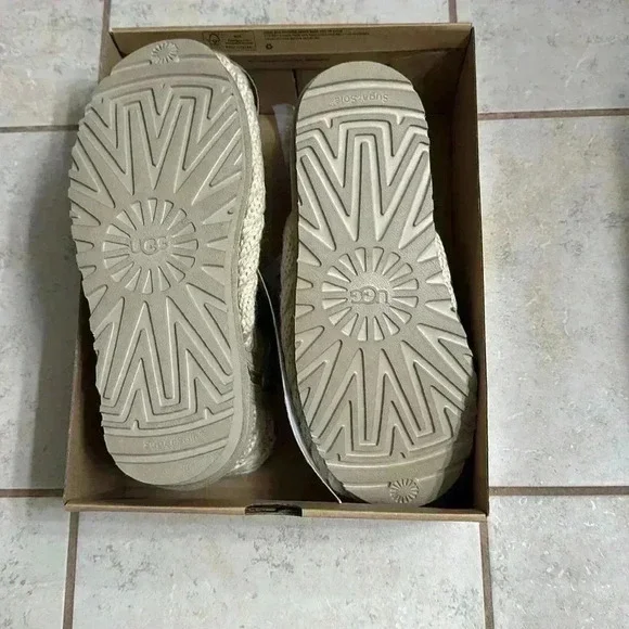 Size 9 Ugg Natural Beige Classic Mini Chunky Knit Boots - Picture 13 of 14